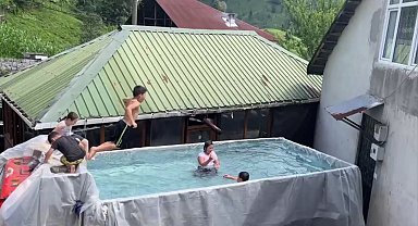 Kamyon kasasında çocukların yüzme keyfi kamerada