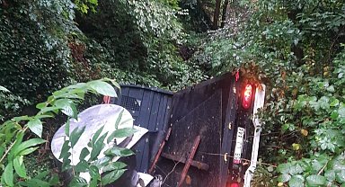 Kamyon şarampole yuvarlandı; 2 yaralı