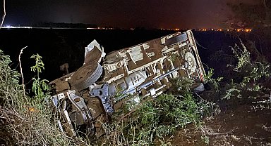 Kamyonetle çarpışan otomobil hurdaya döndü; aynı aileden 3 ağır yaralı