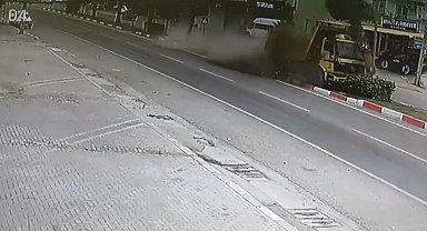 Kamyonun refüjdeki ağaçlara çarpıp devrildiği kaza kamerada