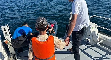 Kano ile gezerken rüzgarla açığa sürüklenen 2 kişiyi deniz polisi kurtardı