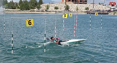 Kanoculara Ardıçlı Gölü'nde eğitim, Karasu'nun coşkun suyunda uygulama