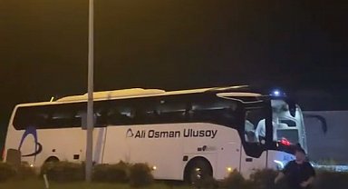 Karadeniz Sahil Yolu'nda yolcu otobüsü korkuluklara çarptı