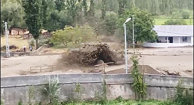 Kars'ta sağanak; sel ve heyelan 8 köyü vurdu, yollar kapandı