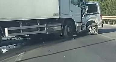 Karşı şeride geçip, TIR'la çarpışan hafif ticari aracın sürücüsü öldü