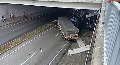 Kastamonu'da karşı yöne geçen otomobil, TIR'a çarptı; 3 ölü, 5 yaralı