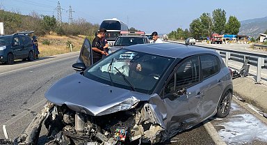 Kastamonu'da otomobil refüjdeki kanala düştü: 2 yaralı