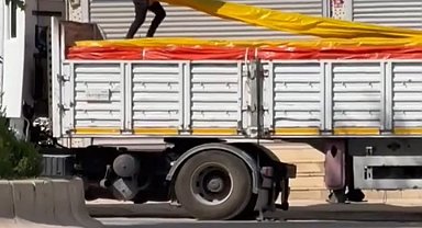 Kavurucu sıcakta beline bağladığı büyük boy şemsiye ile çalıştı