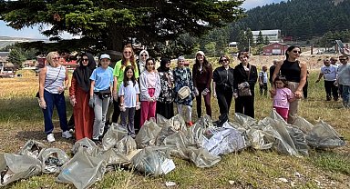 Kayak öğretmenleri, Uludağ'da yangın riskini artıran atık camlar ile çöpleri topladı