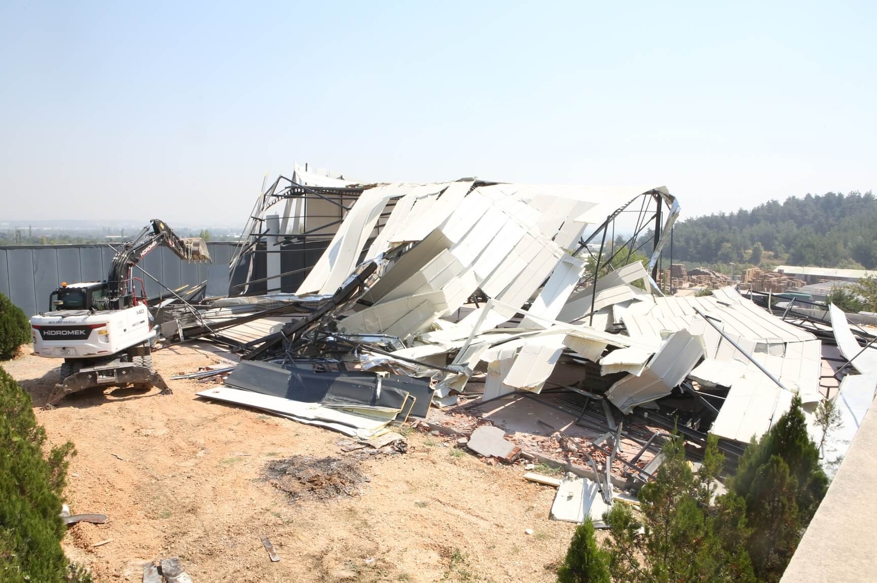 Kayapa’da iki kaçak yapı yıkıldı