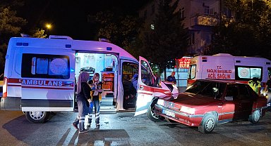 Kayseri'de ambulans ile otomobil çarpıştı: 2 yaralı