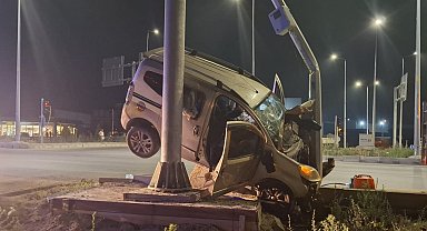 Kayseri'de hafif ticari araç, elektrik direğine çarptı: 7 yaralı