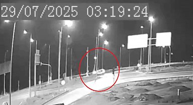 Kayseri'de hafif ticari aracın elektrik direğine çarptığı kaza kamerada: 7 yaralı