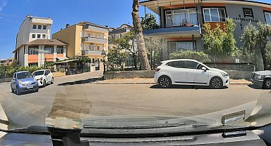 Kazada savrulan otomobilin bisikletli çocuğa çarptığı anlar kamerada