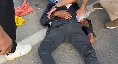 Kazada yaralanan motosiklet sürücüsüne ilk müdahaleyi yoldan geçen doktor yaptı