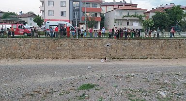 Kediyi kurtarmak isterken dere yatağına düşüp yaralandı; olay kamerada