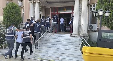 Kendilerini MİT görevlisi olarak tanıtıp, 6,5 milyon TL ve 117 bin Euro dolandırıcılık yapan 4 kişi tutuklandı