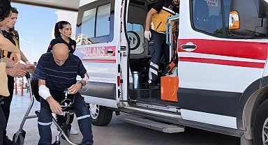 Kesim yaparken fırlayan ahşap parça kolunu yaralandı