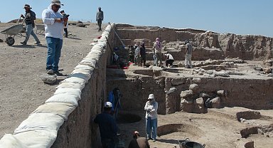 Kilis'teki Oylum Höyük'te, sıcak havaya rağmen kazı çalışmaları sürüyor