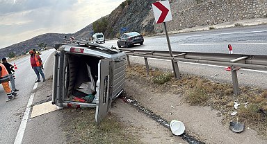 Kırıkkale'de hafif ticari araç devrildi; 1 ölü, 1 yaralı