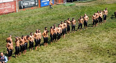 Kırkpınar'da favori başpehlivanlar rakiplerini yenerek son 16'ya kaldı