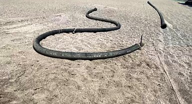 Kirlilikle gündeme gelen sahilde 500 metrelik boru kıyıya vurdu