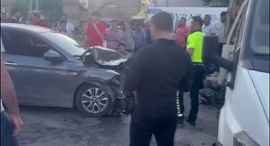 Kırmızı ışık ihlali yapan iki araç arasında kalan yaya ağır yaralandı