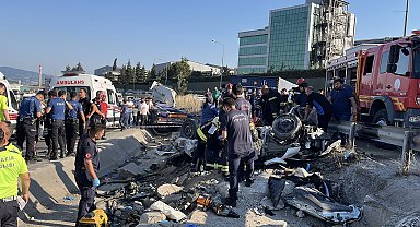 Kocaeli'de iki otomobil ve TIR çarpıştı; 5 ölü, 1 yaralı