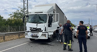 Kocaeli'de kamyon ile çarpışan TIR'ın şoförü yaralandı