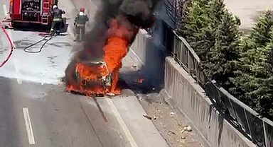 Kocaeli'de refüje çarpan otomobil alev aldı