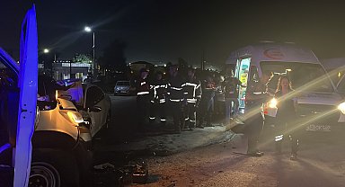 Kocaeli'de servis minibüsü ile otomobil çarpıştı; 10 yaralı