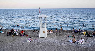 Konyaaltı Sahili'nde cankurtaran mesaisi sonrası tehlikeli saatler