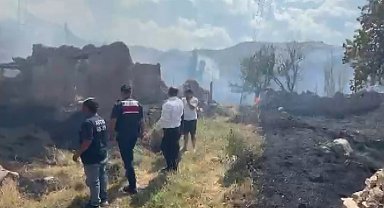 Köyde çıkan yangında 5 ev zarar gördü