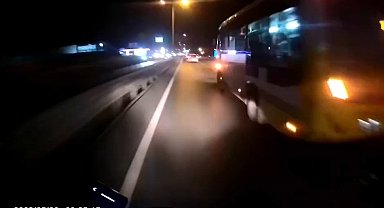 Kullandığı motosikletle otobüsle refüjün arasında sıkışmaktan ani fren yaparak kurtuldu