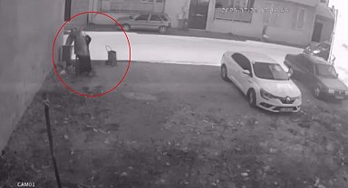 Kuruması için sokaktaki demire asılan halıyı çaldı; o anlar kamerada