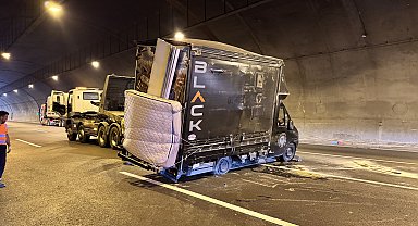 Kuzey Marmara Otoyolu'nda eşya yüklü kamyonet devrildi; 3 şerit kapandı