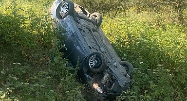 Lastiği patlayan otomobil, şarampole yuvarlandı: 1 yaralı