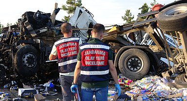 Lastiği patlayan TIR, karşı şeride geçip TIR ile çarpıştı: 1 ölü, 1 yaralı