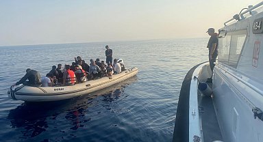 Lastik botla sürüklenen 37 kaçak göçmen kurtarıldı