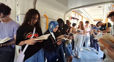 Liseliler metroda kitap okuyup farkındalık oluşturdu