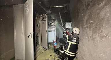 Mahsur kaldıkları asansörde dumandan etkilenen 1'i çocuk 5 kişiyi itfaiye kurtardı