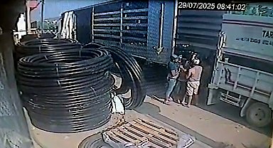 Manevra yapan kamyonet ile TIR'ın arasında sıkışan işçi öldü