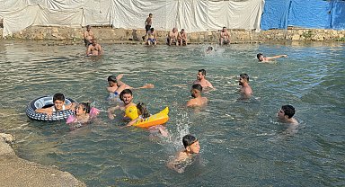 Mardin'in serinlik durağı Beyazsu Vadisi, ziyaretçi akınına uğruyor