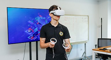 Medya ve teknolojiyi buluşturan eğitim modeli: Demirören Medya ve Teknoloji Lisesi