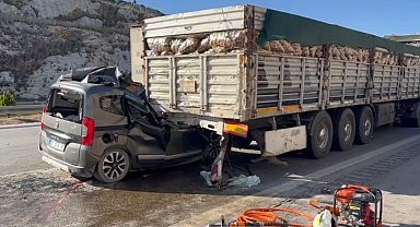 Mersin'de hafif ticari araç, önündeki TIR'a çarptı: Aynı aileden 5 kişi öldü, 1 kişi yaralı - Yeniden