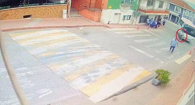 Midibüsün altına kalan yaya ağır yaralandı: O anlar kamerada