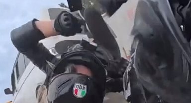 Motosikletin trafik ışıklarında bekleyen minibüse çarptığı kaza kamerada