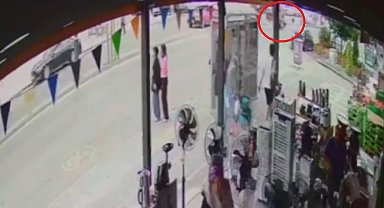 Motosikletin yayaya ardından otomobile çarptığı kaza kamerada: 1 ölü, 2 yaralı