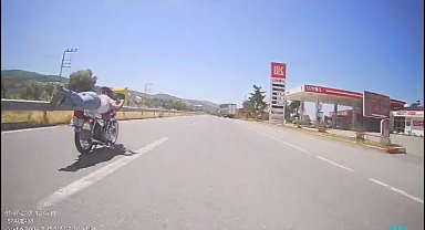 Motosikletini yüzüstü uzanarak kullanan sürücüye para cezası