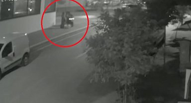 Motosikletli kapkaççılar kadını yerde sürükleyip, çantasını gasbetti